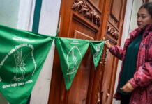 Acusan que centros de salud aún piden constancia para abortar en Puebla