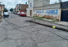 Camión derriba dos postes de luz en colonia Cleotilde Torres