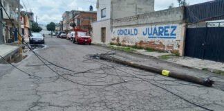 Camión derriba dos postes de luz en colonia Cleotilde Torres