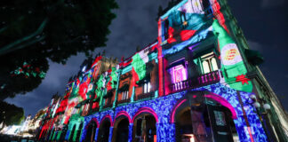 Poblanos se reúnen en Zócalo para celebrar el Grito de Independencia
