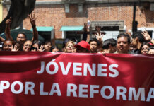 Grupo de universitarios muestra apoyo a Reforma Judicial, en Puebla