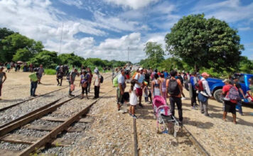 Gobernador llama a respetar acuerdos por bloqueo de vías de tren en Chapulco