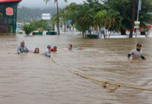 Huracán John deja más de mil refugiados en Acapulco