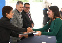 Lilia Cedillo entrega diploma BI a egresados del BI5M