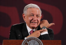 AMLO rifa su reloj en la última mañanera del sexenio