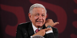 AMLO rifa su reloj en la última mañanera del sexenio