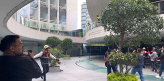 Lanzan petardos al Senado en protesta por los 43 de Ayotzinapa