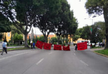 Normalistas de Teteles bloquean el bulevar 5 de mayo