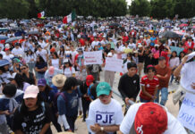 Estudiantes universitarios de Puebla protestan contra reforma judicial