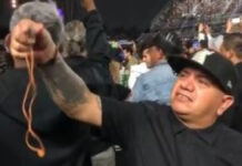 Hombre tira cenizas de su amigo en un concierto de Caifanes