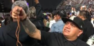 Hombre tira cenizas de su amigo en un concierto de Caifanes