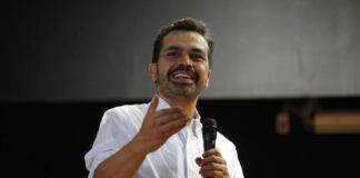 Máynez explica la reforma judicial con roles de canela