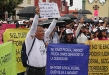Trabajadores del PJF se manifiestan afuera de Casa Aguayo