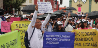Trabajadores del PJF se manifiestan afuera de Casa Aguayo