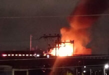 Tráiler se incendia en el segundo piso de la México-Puebla