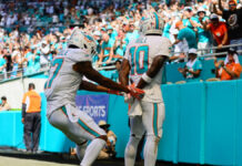 NFL censura celebración de Tyreek Hill por imitación de su arresto