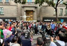 Jóvenes exigen reforma judicial; realizan clausura simbólica de la SCJN