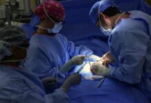 Médico extrae “accidentalmente” hígado a hombre y muere en cirugía