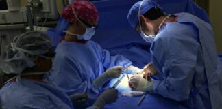 Médico extrae “accidentalmente” hígado a hombre y muere en cirugía