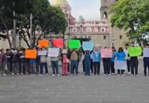 Protestan estudiantes y profesionistas de fisioterapia en Puebla