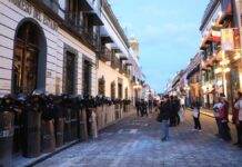 Protestan en contra de la reforma judicial frente a Congreso de Puebla