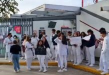 Estudiantes de medicina de la UPAEP protestan frente a campus