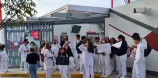 Estudiantes de medicina de la UPAEP protestan frente a campus
