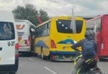 Choque entre autobuses en la Puebla-Tlaxcala causa caos vial