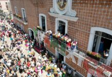 Danzantes invitan al Huey Atlixcáyotl en tradicional Convite en Atlixco