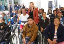 Paola Angon entrega 40 aparatos funcionales a niños y adultos mayores