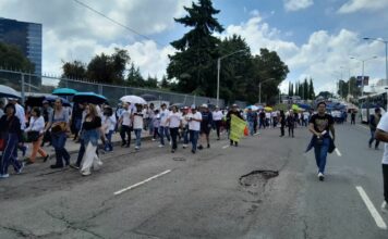 Estudiantes marchan en contra de la reforma judicial en Puebla