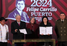 AMLO firma reformas constitucionales en su última mañanera