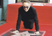 Recibe Tim Burton su estrella en el Paseo de la Fama de Hollywood