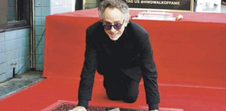 Recibe Tim Burton su estrella en el Paseo de la Fama de Hollywood