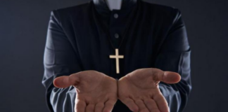 Suspenden a cura por participar en orgías gay en Hungría