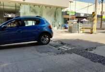 Alcantarilla daña autos en avenida Manuel Espinosa Yglesias