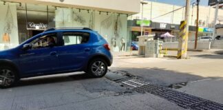 Alcantarilla daña autos en avenida Manuel Espinosa Yglesias