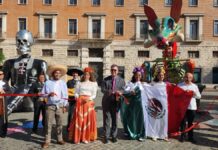 Ariadna Ayala devela esculturas de Día de Muertos en Italia