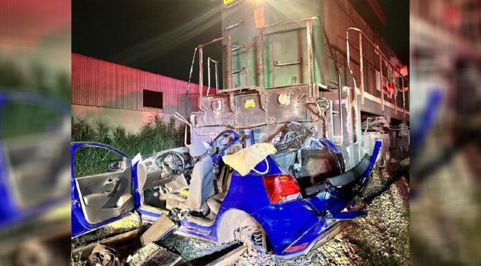 Automóvil es arrollado por tren en Puebla; muere la conductora