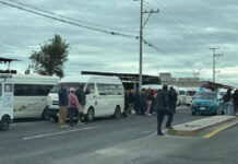 Choferes de combis se oponen a mototaxis en Tepatlaxco de Hidalgo