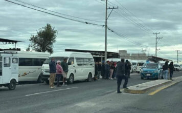 Choferes de combis se oponen a mototaxis en Tepatlaxco de Hidalgo