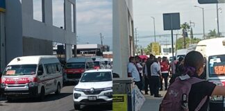 Conductores de taxis piratas y Movilomas pelean en bulevar Los Reyes