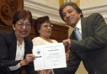 Generación 1974-1976 de la preparatoria Benito Juárez García recibe reconocimientos