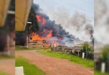 Se incendian tres camiones en taller mecánico de Ahuazotepec