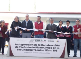 Sergio Salomón entrega techados y aulas en Puebla capital
