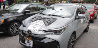 Trabajadores del PJF hacen “caravana fúnebre” en calles de Puebla