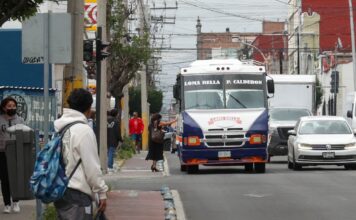 Personal de SMT anota placas por estudio del transporte público