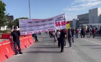 Transportistas se manifiestan en Vía Atlixcáyotl; exigen aumentar tarifa