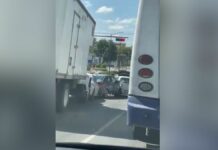 Camión causa carambola en Calzada Ignacio Zaragoza