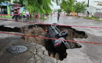 Se abre enorme socavón en Veracruz